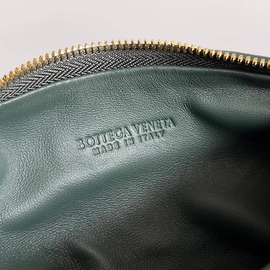 Batch 1120 Bottega veneta͙.——- The latest woven knotted hobo🔥 The top-grade lambskin leather is very soft, the bag shape is unique, practical and durable. It retains the traditional woven elements while being a little more flamboyant ~ Made of hand-woven sheepskin, zipper opening and closing, curved seamless structure, effortless to match. Highly recommended⚠️⚠️⚠️ The most high-end in the market🌈 Welcome to compare [Factory complete package] size: 23x15x5cm.   Model: 651876